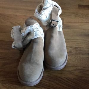 Knitted uggs with buckle